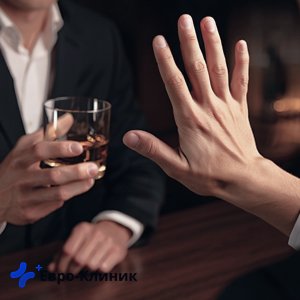 Мужчина отказывается от стакана с алкоголем